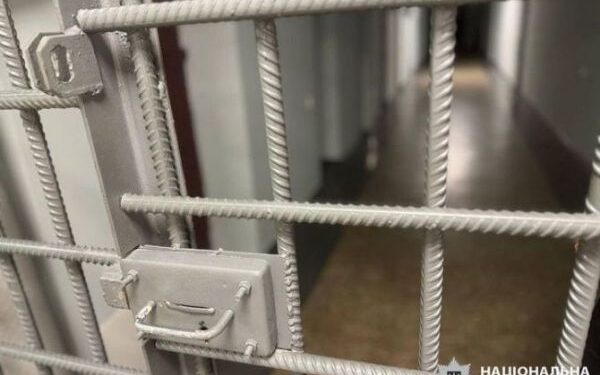 Чоловіка, який на зупинці громадського транспорту пограбував смілянку, тримають під вартою — Новости Черкасс