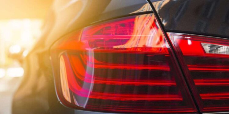 Чому в Україні не можна їздити з червоними поворотниками: експерти пояснили | |