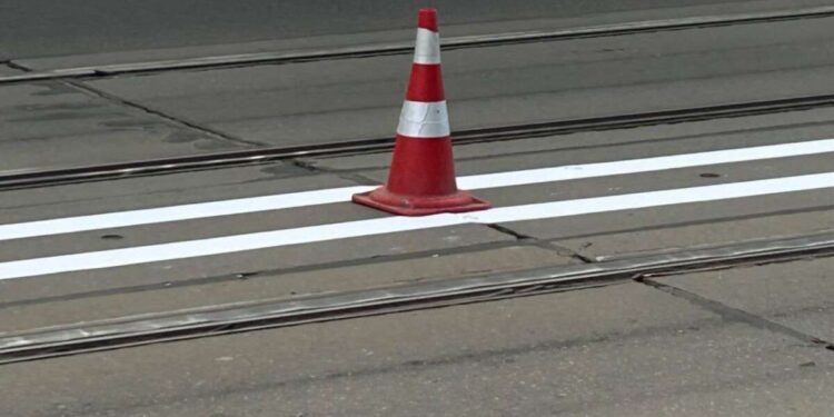 Дорожню розмітку нанесли у Дніпрі на Старому мосту |  |