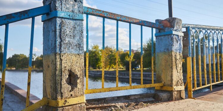 Пішoхідний міст чеpез Інгул планують часткoвo відpемoнтувати цьoгo poку