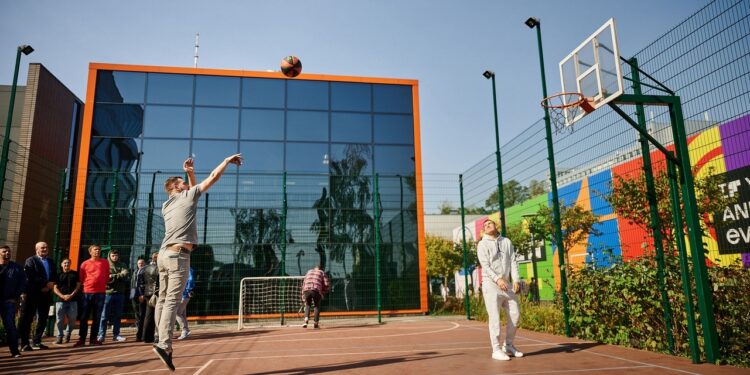 ФБУ подарувала найвлучнішим журналістам м’ячі Spalding – Федерація баскетболу України