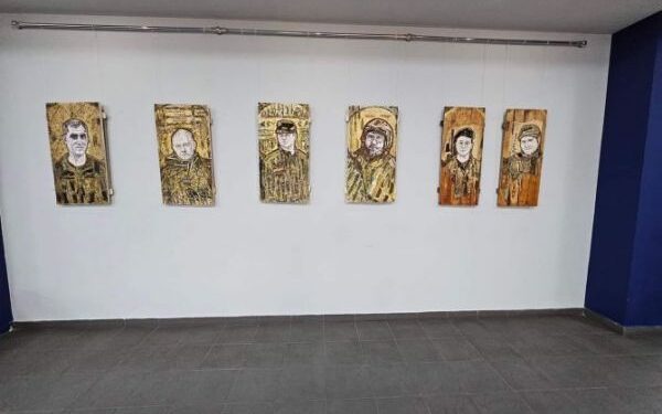 Герої серед нас: виставка військових портретів прикрасила Черкаський ЦНАП — Новости Черкасс