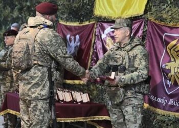 Головнокомандувач ЗСУ нагородив черкаського десантника — Новости Черкасс