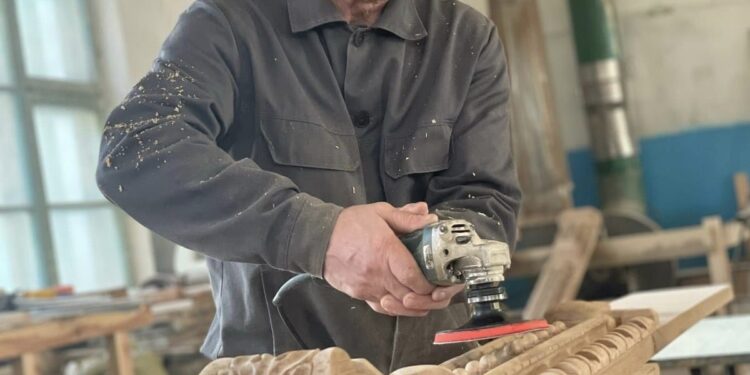 Майстри та вихованці Радивилівського ліцею вирізьбили іконостас для Святомиколаївського чоловічого монастиря