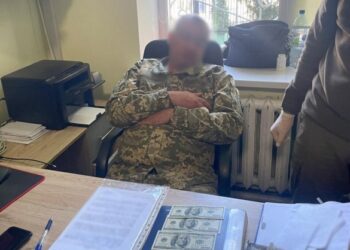 На Черкащині викрили посадовця РТЦК та його спільницю, які за гроші обіцяли оформити відстрочку