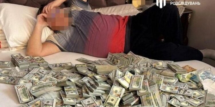 На Хмельниччині у керівниці МСЕК та її сина – керівника облуправління пенсійного фонду знайшли $6 млн готівкою —Хмельнитчина