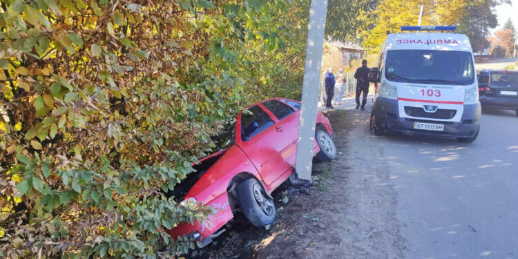 На Івано-Франківщині легковик в’їхав в електроопору (ФОТО)