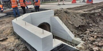 На Кременеччині замінили аварійну трубу на трасі