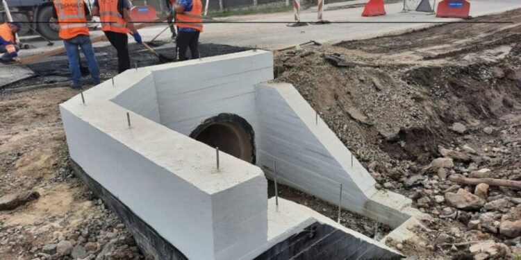 На Кременеччині замінили аварійну трубу на трасі