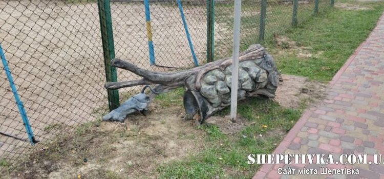 На Шепетівщині вандали пошкодили питний фонтанчик —Хмельнитчина