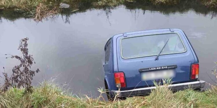 На Шепетівщині виявили затонулий автомобіль, а в ньому тіло чоловіка —Хмельнитчина