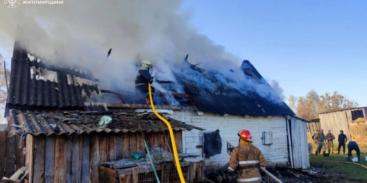На Житомирщині за добу рятувальники ліквідували 6 пожеж: горіли приватні будинки і вантажівка | Журнал Житомира
