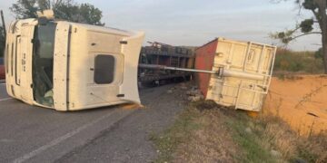 На Звенигородщині перевернулась вантажівка із зерном
