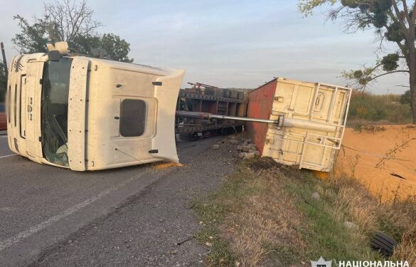 На Звенигородщині перевернулась вантажівка із зерном