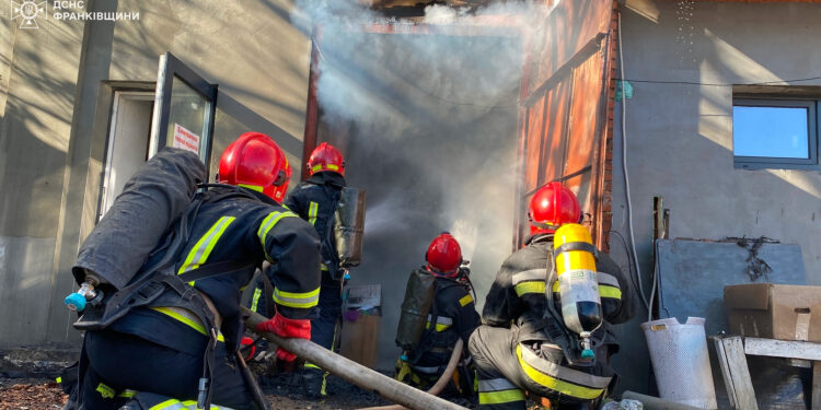 Площа пожежі склала 400 метрів квадратних: в Івано-Франківську горів заклад доставки їжі (ФОТО/ВІДЕО)