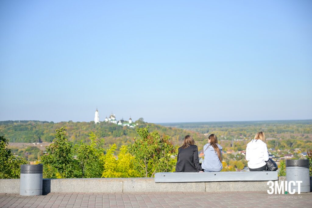 Полтава вбирається у жовте: фоторепортаж з осіннього міста