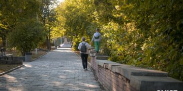Полтава вбирається у жовте: фоторепортаж з осіннього міста