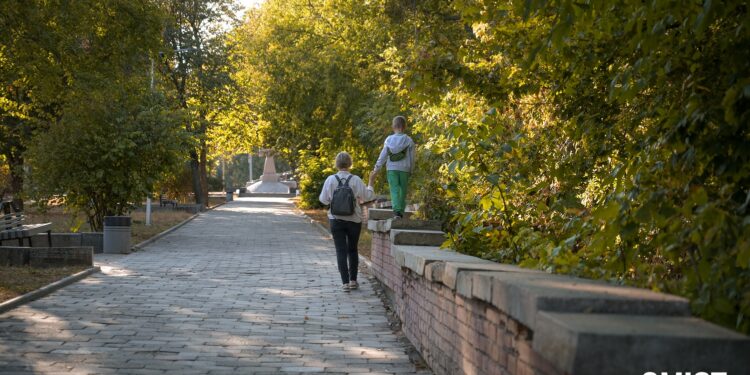Полтава вбирається у жовте: фоторепортаж з осіннього міста