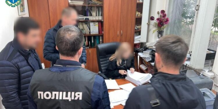 «Продавали» посвідчення водія сільгосптехніки: викрито корупційну схему в облуправлінні Держпродспоживслужби —Хмельнитчина