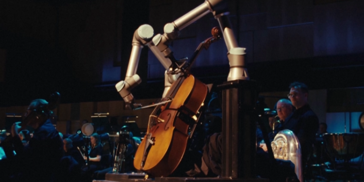 Робот вперше в історії виступив разом з оркестром, зігравши на віолончелі (ВІДЕО) – Экономика