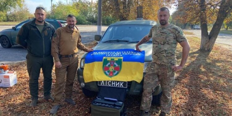 Шепетівським лісівникам передали засоби для будівництва фортифікацій та зарядні пристрої —Хмельнитчина