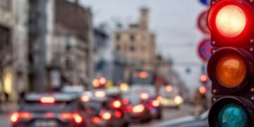 Світлофором іноді можна нехтувати: експерти розповіли, коли можна проїжджати на “червоний” |  |