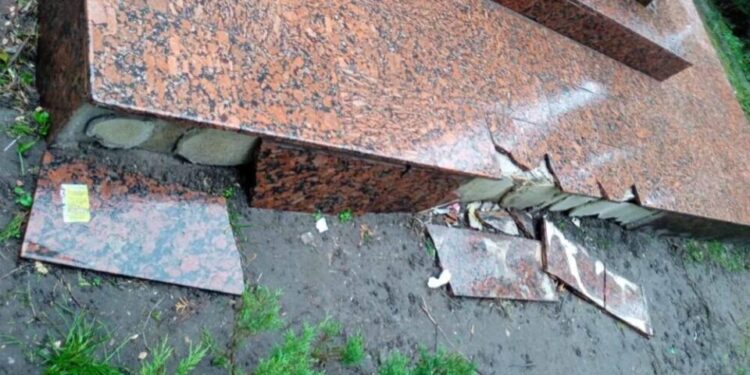 У центрі міста на Тернопільщині пошкодили пам’ятник воїнам