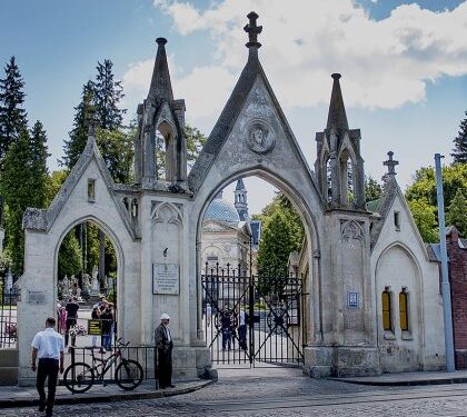 У Львові зросла вартість входу та екскурсій на Личаківське кладовище