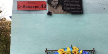 У Рівному розбили меморіальну дошку на честь Степана Бандери (Фотофакт)