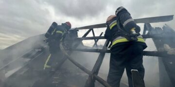 У Шепетівському районі рятувальники ліквідували пожежу господарчої споруди —Хмельнитчина
