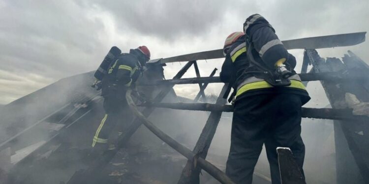 У Шепетівському районі рятувальники ліквідували пожежу господарчої споруди —Хмельнитчина