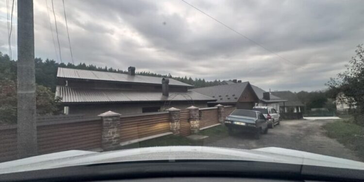 У священника з Бучача проводили обшуки – вилучили предмети, схожі на зброю