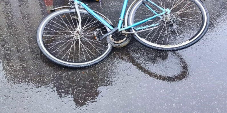 В Івано-Франківську зіткнулись авто та велосипед: керманич двоколісного у лікарні (ФОТО)