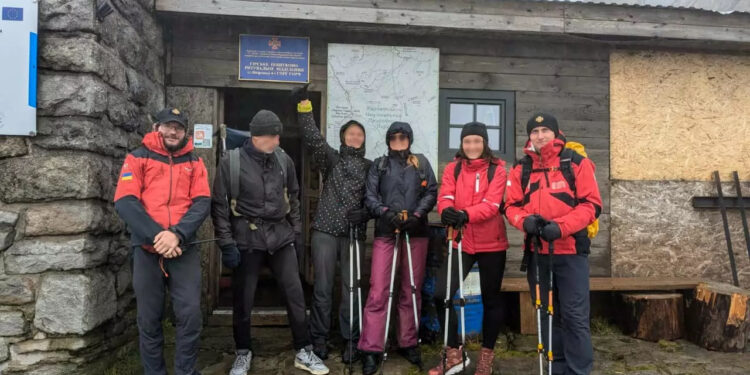 Втратили орієнтування: на Прикарпатті рятувальники розшукали групу туристів, що заблукали в горах (ФОТО)