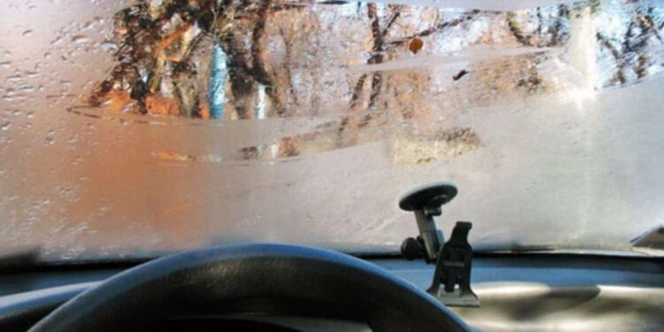 Запотівання внутрішнього скла в автомобілі: експерти поділилися дієвим лайфхаком зі шкарпетками |