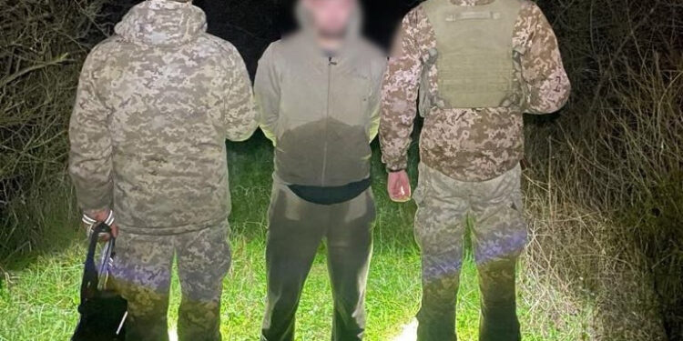Здався прикордонникам: прикарпатець намагався перетнути кордон та ледь не втопився у болоті (ФОТОФАКТ)