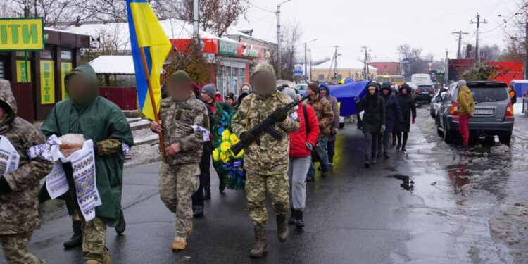 Понад рік вважали зниклим безвісти. У Гайвороні попрощалися із військовим – ФОТО