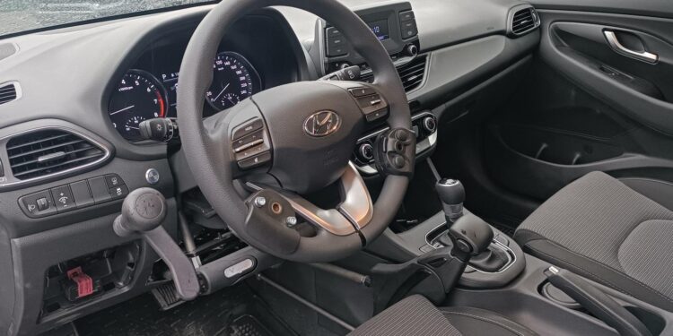 Автомобіль для здачі практичних іспитів водіям з інвалідністю з’явився у сервісному центрі МВС Кіровоградської області