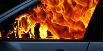 Автівки згоріли вщент: у Черкасах правоохоронці з’ясовують обставини пожежі на СТО