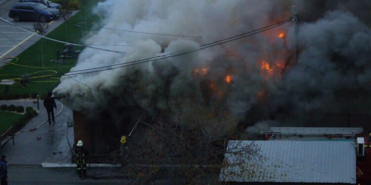 В ресторані у Світловодську сталась пожежа. На місці працюють рятувальники – ФОТО