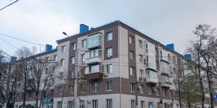 Один із зруйнованих ворожою ракетою будинок у Запоріжжі відновлено на 80٪ | Новини Запоріжжя