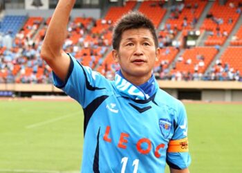 Играет в 57 лет! Один из самых старших футболистов мира продолжает игровую карьеру