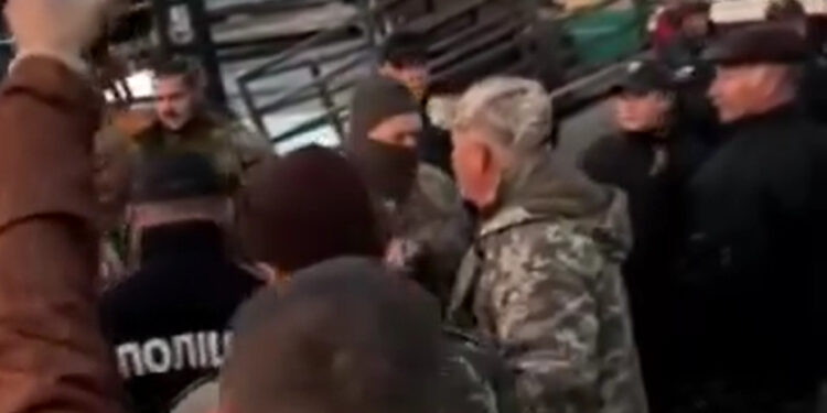 Конфлікт в містечку на Житомирщині: працівники ТЦК на ринку вручали повістки | Журнал Житомира