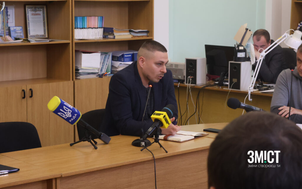 Доповідь Миколи Йосипенка під час наради 4 листопада. Фото ЗМІСТу