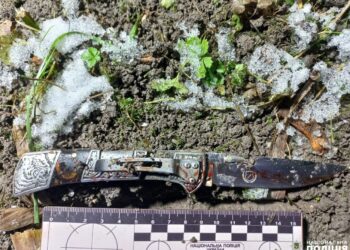 Ледь не вбив, бо приревнував. У Рівному затримали чоловіка, який з ножем напав на знайому