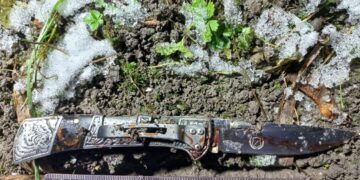 Ледь не вбив, бо приревнував. У Рівному затримали чоловіка, який з ножем напав на знайому