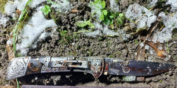 Ледь не вбив, бо приревнував. У Рівному затримали чоловіка, який з ножем напав на знайому