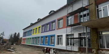 На Черкащині продовжують відновлювати пошкоджені ворогом багатоповерхівку та ліцей