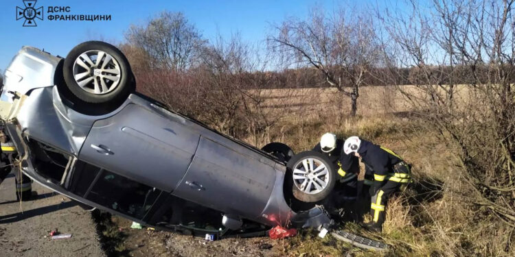 На Прикарпатті авто перекинулось на дах (ФОТОФАКТ)
