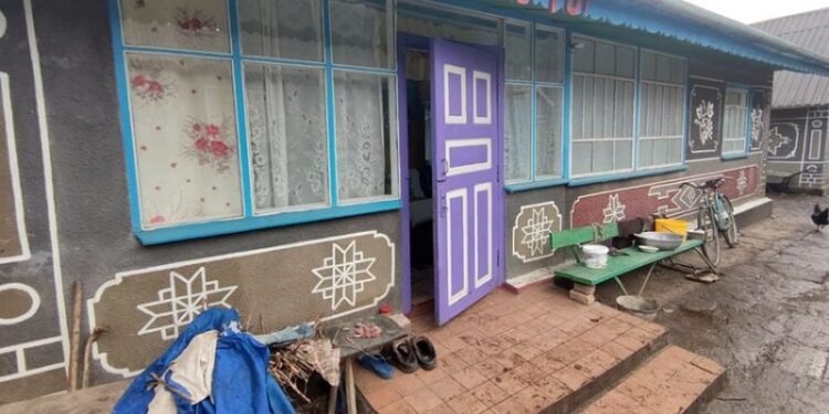 На Шепетівщині чоловік увірвався в помешкання пенсіонерки, побив її та погрожував вбити —Хмельнитчина